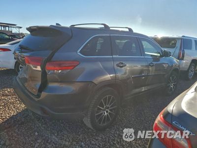 Trzecie zdjęcie samochodu z tyłu: 2018 TOYOTA HIGHLANDER SE VIN:5TDKZRFH6JS534067 - miniatura