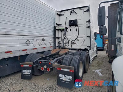 Czwarte zdjęcie samochodu z boku: 2018 FREIGHTLINER CASCADIA 125 SEMI TRUCK VIN:3AKJGLDR7JSJH1217 - miniatura