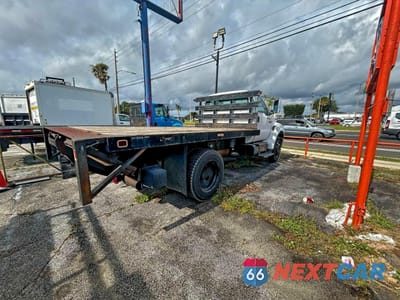 Czwarte zdjęcie samochodu z boku: 2005 FORD F650 SUPER - TRUCKS FLAT BED TRUCK VIN:3FRNF65C65V113091 - miniatura