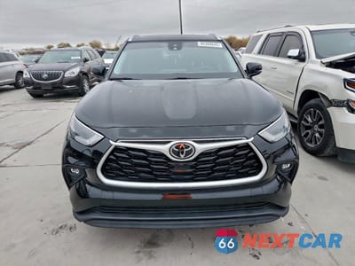 Piąte zdjęcie samochodu w środku: 2022 TOYOTA HIGHLANDER XLE VIN:5TDGZRAHXNS555782 - miniatura