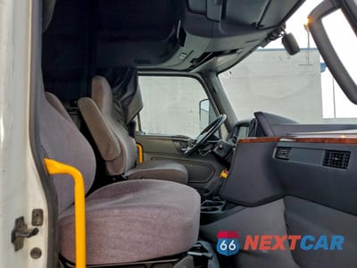 Piąte zdjęcie samochodu w środku: 2021 INTERNATIONAL LT625 SEMI TRUCK VIN:3HSDZAPR4MN292368 - miniatura