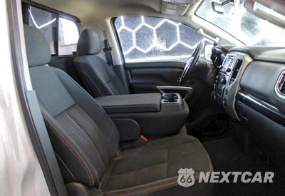 Piąte zdjęcie samochodu w środku: 2017 NISSAN TITAN S VIN:1N6AA1R87HN548279 - miniatura