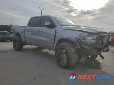 Czwarte zdjęcie samochodu z boku: 2021 RAM 1500 LARAMIE VIN:1C6SRFJT7MN650504 - miniatura