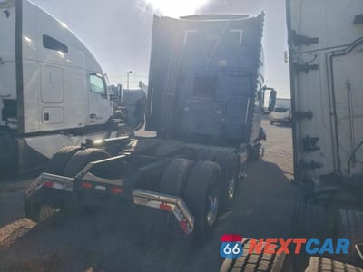 Czwarte zdjęcie samochodu z boku: 2020 VOLVO VNL SEMI TRUCK VIN:4V4NC9EH6LN260298 - miniatura