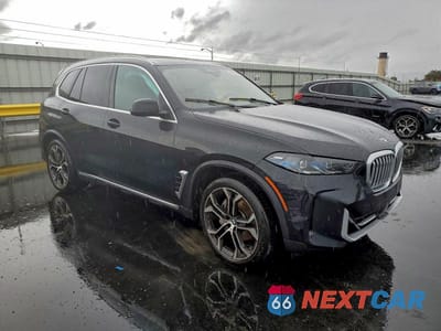 Czwarte zdjęcie samochodu z boku: 2024 BMW X5 XDRIVE40I VIN:5UX23EU00R9V56288 - miniatura
