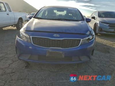 Piąte zdjęcie samochodu w środku: 2017 KIA FORTE LX VIN:3KPFK4A73HE087757 - miniatura
