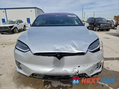 Piąte zdjęcie samochodu w środku: 2018 TESLA MODEL X VIN:5YJXCDE21JF101252 - miniatura