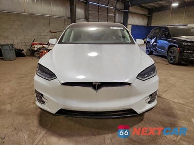 Piąte zdjęcie samochodu w środku: 2017 TESLA MODEL X VIN:5YJXCAE21HF076670 - miniatura