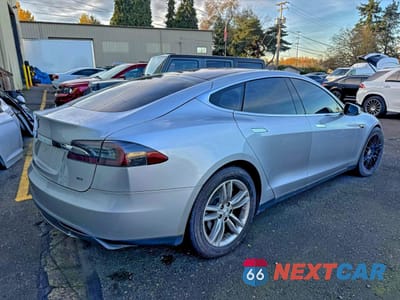 Czwarte zdjęcie samochodu z boku: 2013 TESLA MODEL S VIN:5YJSA1CN1DFP26170 - miniatura