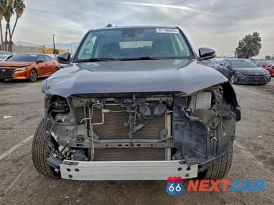 Piąte zdjęcie samochodu w środku: 2021 TOYOTA 4RUNNER SR5 VIN:JTEFU5JR4M5240455 - miniatura