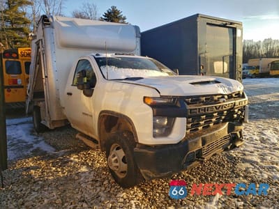 Czwarte zdjęcie samochodu z boku: 2023 CHEVROLET SILVERADO BOX TRUCK VIN:1GB3YSE76PF211609 - miniatura