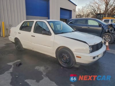 Czwarte zdjęcie samochodu z boku: 1998 VOLKSWAGEN JETTA GL VIN:3VWRA81H6WM107693 - miniatura