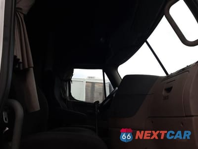 Piąte zdjęcie samochodu w środku: 2011 FREIGHTLINER CASCADIA 125 VIN:1FUJGLDR6BLAY2095 - miniatura