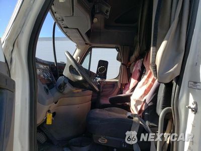 Zdjęcie 6 z 10 samochodu: 2012 FREIGHTLINER CASCADIA 125 VIN:1FUJGLDR0CSBT4036 - miniatura