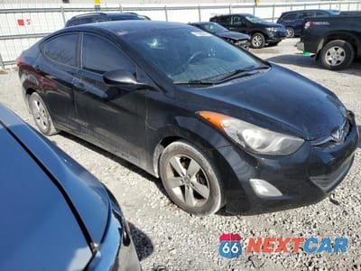 Czwarte zdjęcie samochodu z boku: 2013 HYUNDAI ELANTRA GLS VIN:KMHDH4AE5DU577614 - miniatura