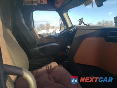 Piąte zdjęcie samochodu w środku: 2019 FREIGHTLINER CASCADIA 126 VIN:3AKJHHDR2KSKD5742 - miniatura