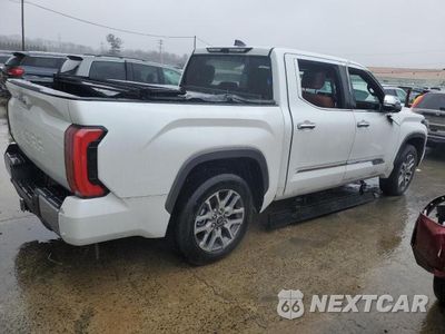 Trzecie zdjęcie samochodu z tyłu: 2022 TOYOTA TUNDRA CREWMAX PLATINUM VIN:5TFMA5DB6NX023790 - miniatura