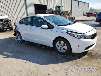 Czwarte zdjęcie samochodu z boku: 2017 KIA FORTE LX VIN:3KPFK4A748E073852 - miniatura