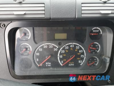 Zdjęcie 8 z 10 samochodu: 2013 FREIGHTLINER CASCADIA 113 VIN:1FUJGHDV1DSBW0107 - miniatura