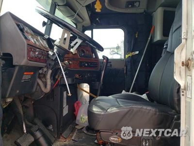 Piąte zdjęcie samochodu w środku: 2000 FREIGHTLINER CONVENTIONAL FLD120 VIN:1FUPCSZB8YDF67773 - miniatura