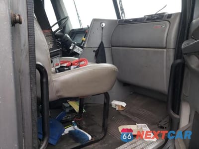 Piąte zdjęcie samochodu w środku: 2005 FREIGHTLINER CONVENTIONAL COLUMBIA VIN:1FUJA6CKX5LN41153 - miniatura