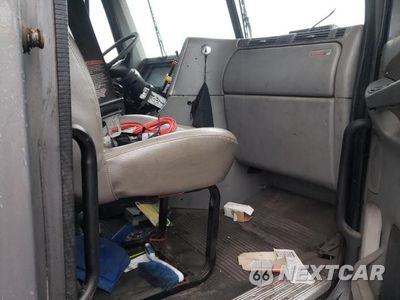 Piąte zdjęcie samochodu w środku: 2005 FREIGHTLINER CONVENTIONAL COLUMBIA VIN:1FUJA6CKX5LN41153 - miniatura