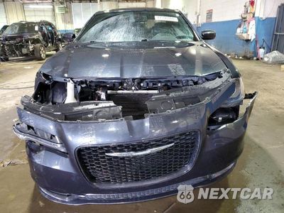 Piąte zdjęcie samochodu w środku: 2017 CHRYSLER 300 S VIN:2C3CCAGG8HH622242 - miniatura