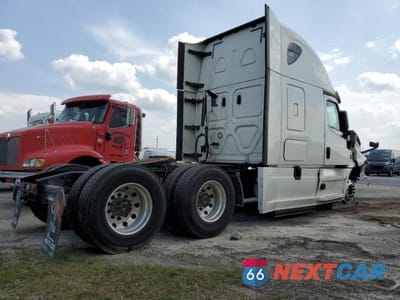 Czwarte zdjęcie samochodu z boku: 2020 FREIGHTLINER CASCADIA 126 VIN:3AKJHHDR5LSLN0910 - miniatura