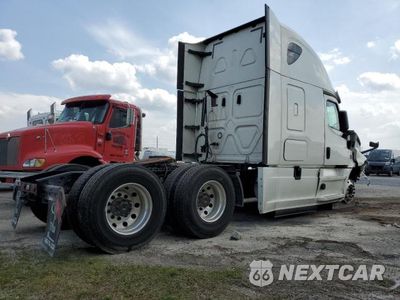 Czwarte zdjęcie samochodu z boku: 2020 FREIGHTLINER CASCADIA 126 VIN:3AKJHHDR5LSLN0910 - miniatura