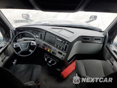Piąte zdjęcie samochodu w środku: 2020 FREIGHTLINER CASCADIA 126 VIN:3AKJHHDRXLSLV7948 - miniatura