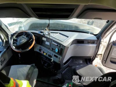 Piąte zdjęcie samochodu w środku: 2020 FREIGHTLINER CASCADIA 126 VIN:3AKJHHDR5LSLN0910 - miniatura