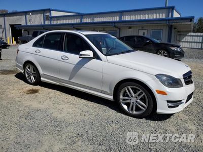 Czwarte zdjęcie samochodu z boku: 2014 MERCEDES-BENZ C 250 VIN:WDDGF4HB9EA932828 - miniatura