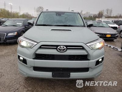 Piąte zdjęcie samochodu w środku: 2022 TOYOTA 4RUNNER SR5 PREMIUM VIN:JTESU5JR8N6058106 - miniatura