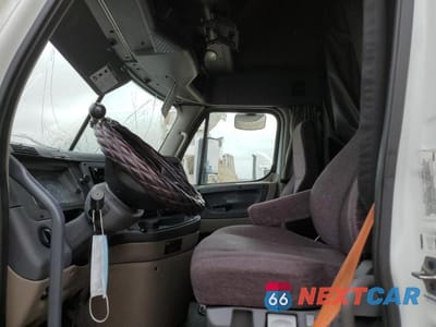 Piąte zdjęcie samochodu w środku: 2018 FREIGHTLINER CASCADIA 125 VIN:1FUJGLFGXJLJX8934 - miniatura