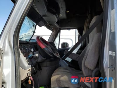 Piąte zdjęcie samochodu w środku: 2013 FREIGHTLINER CASCADIA 125 VIN:3AKJGLDR4DSFH7348 - miniatura