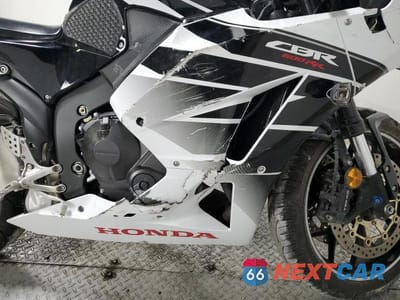 Zdjęcie 9 z 10 samochodu: 2016 HONDA CBR600 RR VIN:JH2PC40JXGK200749 - miniatura
