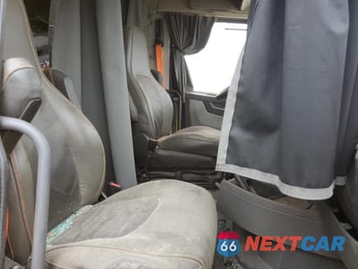 Piąte zdjęcie samochodu w środku: 2023 VOLVO VN VNL VIN:4V4NC9EH2PN310085 - miniatura