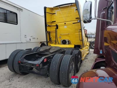 Czwarte zdjęcie samochodu z boku: 2023 VOLVO VN VNL VIN:4V4NC9EH2PN310085 - miniatura