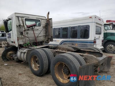 Trzecie zdjęcie samochodu z tyłu: 2002 VOLVO VN VNL VIN:4V4NC9UFX2N330786 - miniatura