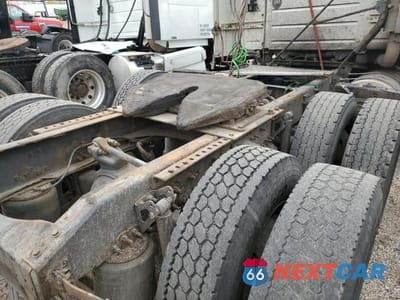 Zdjęcie 6 z 10 samochodu: 2002 VOLVO VN VNL VIN:4V4NC9UFX2N330786 - miniatura