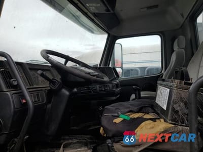 Piąte zdjęcie samochodu w środku: 2002 VOLVO VN VNL VIN:4V4NC9UFX2N330786 - miniatura