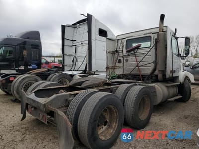 Czwarte zdjęcie samochodu z boku: 2002 VOLVO VN VNL VIN:4V4NC9UFX2N330786 - miniatura