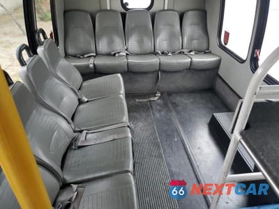 Zdjęcie 6 z 10 samochodu: 2005 GMC SAVANA CUTAWAY G3500 VIN:1GDJG31U251188861 - miniatura