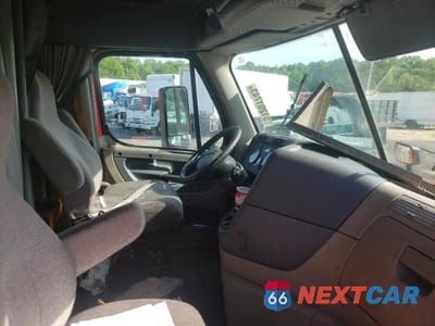 Piąte zdjęcie samochodu w środku: 2018 FREIGHTLINER CASCADIA 125 VIN:1FUJGLDR4JLJK5196 - miniatura