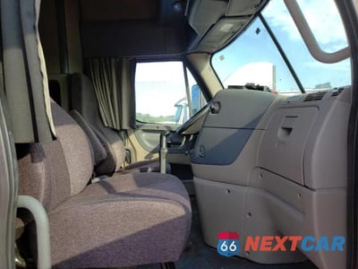 Piąte zdjęcie samochodu w środku: 2017 FREIGHTLINER CASCADIA 125 VIN:1FUJGLDV5HLHW1054 - miniatura