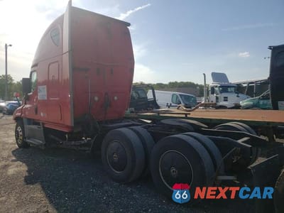 Trzecie zdjęcie samochodu z tyłu: 2018 FREIGHTLINER CASCADIA 125 VIN:1FUJGLDR4JLJK5196 - miniatura