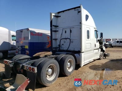 Czwarte zdjęcie samochodu z boku: 2018 FREIGHTLINER CASCADIA 125 VIN:1FUJGLFGXJLJX8934 - miniatura