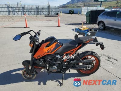 Trzecie zdjęcie samochodu z tyłu: 2020 KTM 200 DUKE VIN:MD2JPC403LC018467 - miniatura