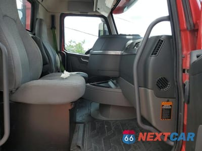 Piąte zdjęcie samochodu w środku: 2020 VOLVO VNR VIN:4V4WC9EG8LN225368 - miniatura