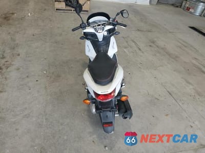Zdjęcie 6 z 9 samochodu: 2011 HONDA PCX VIN:MLHJF2803B5000208 - miniatura